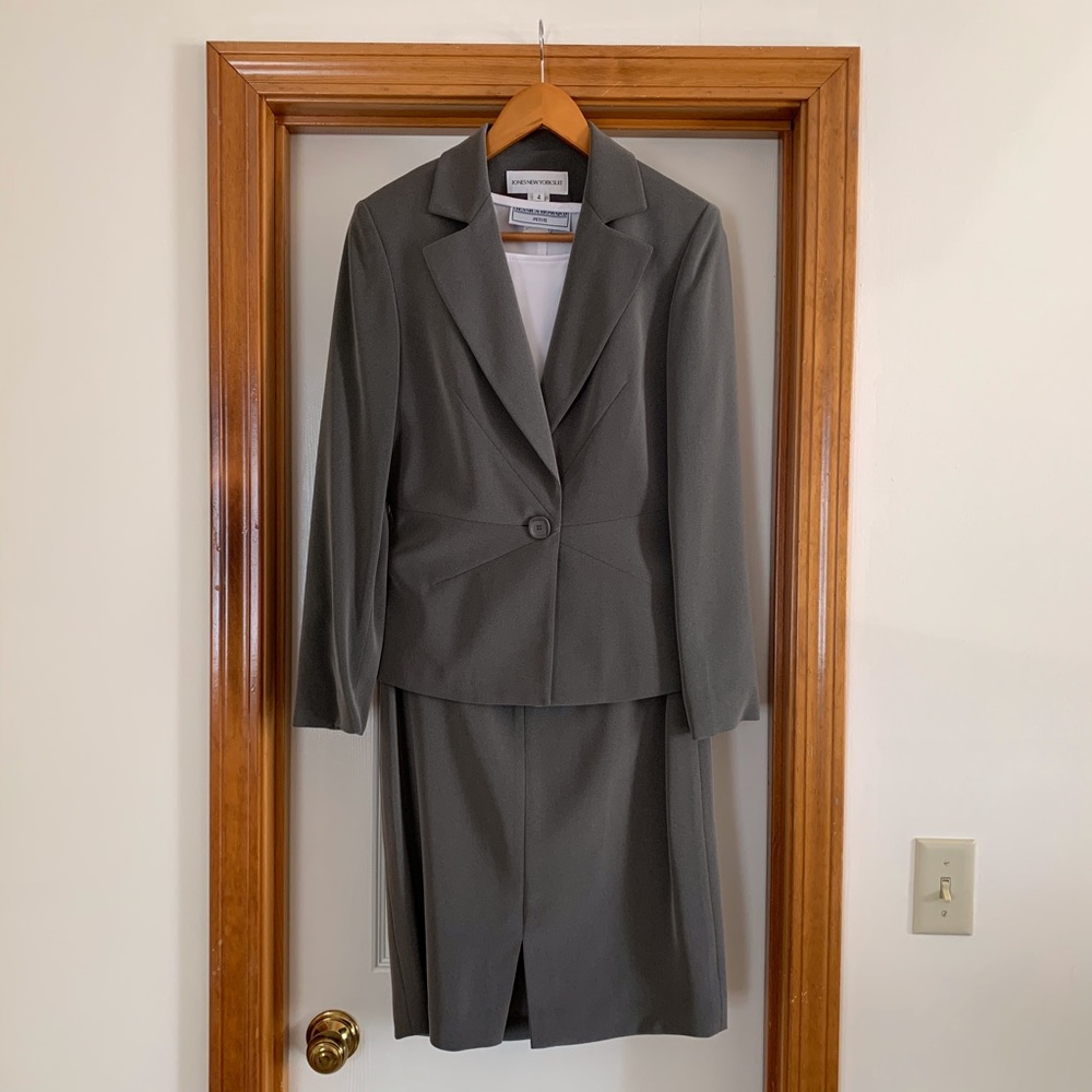 Vintage gray skirt suit set from Jones NY Sz 4